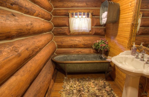 Raymond Cabin | Beautiful Waterfront Log Cabin with Hot Tub and Sauna
