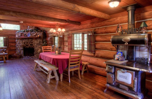 Raymond Cabin | Beautiful Waterfront Log Cabin with Hot Tub and Sauna