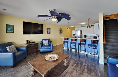 Put-in-Bay Condo | Beautiful Waterfront Put-in-Bay Condo - 12 max - Search Stops Here! - CON 201