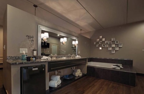 Perrysburg Apartment | Belamere Suites - The Grand Royal Swimming Pool Suite In Ohio