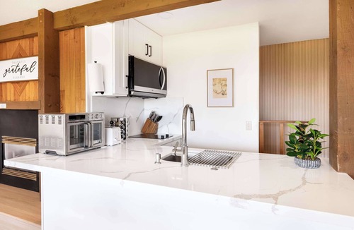 Bellevue House | Bellevue Somerset 2BR w/Sunroom & Sweeping Views