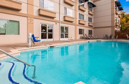 The Bowl of Edmonds Hotel | Best Western Plus Edmonds Harbor Inn