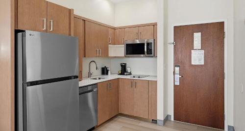Kenwood Hotel | Best Western PLUS Hannaford Inn & Suites
