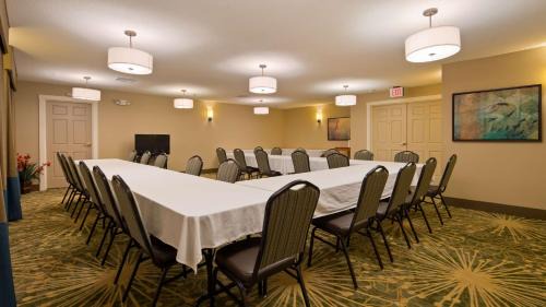Menomonie Hotel | BEST WESTERN Plus Menomonie Inn & Suites