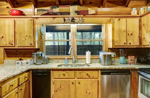 Mineral Bluff Cabin | Big Foot Escape Cabin|Hot Tub| Fire Pit|Games|Pets