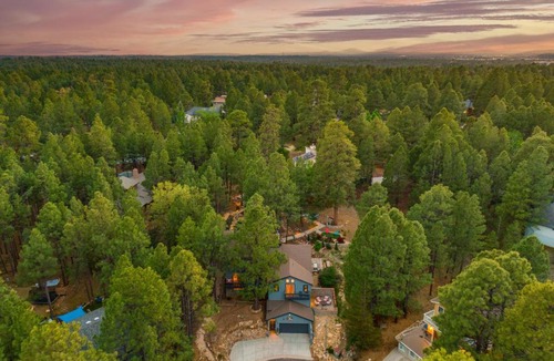 Flagstaff House | Big R Lodge Hot Tub Arcades Large Deck Retreat Near Flagstaff Attractions