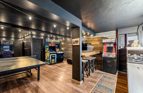 Flagstaff House | Big R Lodge Hot Tub Arcades Large Deck Retreat Near Flagstaff Attractions