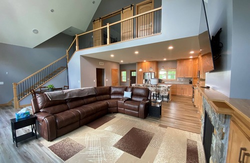 Dassel House | Big Swan Escape Lakefront Dock Fire Pit Sleeps 10