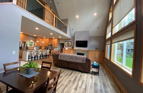 Dassel House | Big Swan Escape Lakefront Dock Fire Pit Sleeps 10