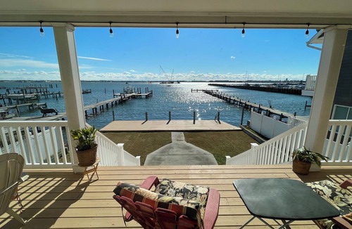 Willoughby Spit House | Big Waterfront House on the Bay! Amazing Views, Swim Deck, Walk to Beach!