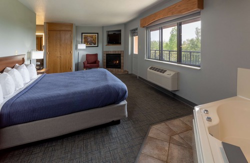 Silver Bay Hotel | Black Beach Inn by GrandStay