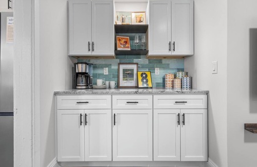 Westside Norwich Apartment | Blackjack King-3 King Beds-2 Mi. To Mohegan