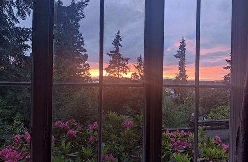 Eugene House | Blocks from the University of Oregon with gorgeous views of the City of Eugene