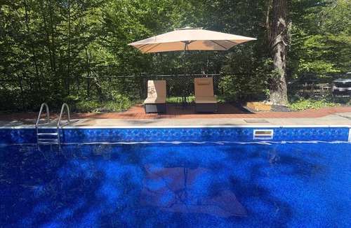 East Chatham House | Blue Bird Chalet – 5BR Retreat w/Sauna, Pool + Loft, Near Jiminy Peak