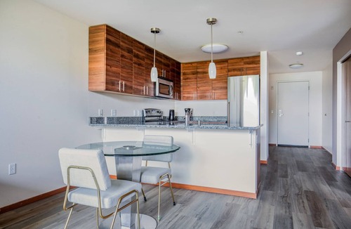 Brighton Apartment | Blueground | Brighton, balcony, nr Othello Park