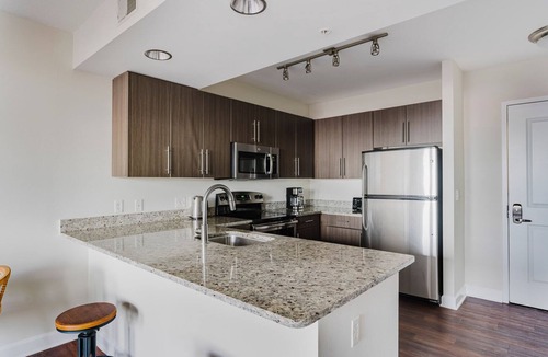 Shaw Apartment | Blueground | Shaw, pool & w/d, nr Convention Center