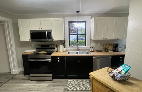 Dubuque House | Blufftop Charmer above Downtown Dubuque. 3 bedrooms. Walkable to Downtown.