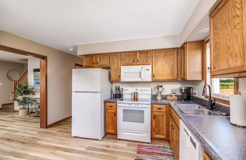 Homerville Apartment | Boho Bungalow- bright, 2-bed condo/outdoor space