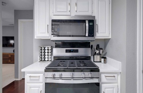 Indian Oaks House | `Boni and Blithe` - Pet-Friendly! Centrally Located! Fenced in Yard!