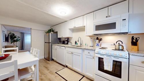 Brookline Apartment | Boston vacation,Longwood Medical,mins to MBTA,pkg