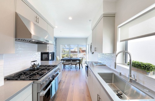 Corona del Mar House | Brand New Home w/underground garage, elevator, fast WiFi, AC - 7 min to beach!