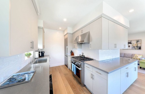 Corona del Mar House | Brand New Home w/underground garage, elevator, fast WiFi, AC - 7 min to beach!