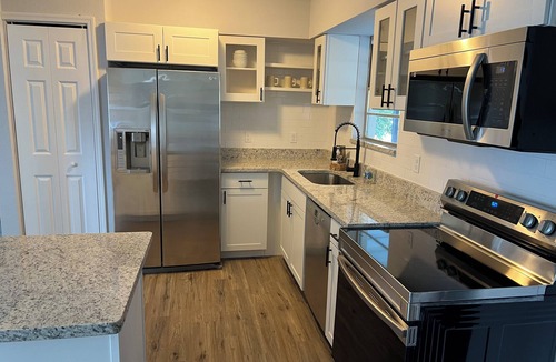 South Daytona House | Brand new inside corner house with a large screened patio and mins to beach