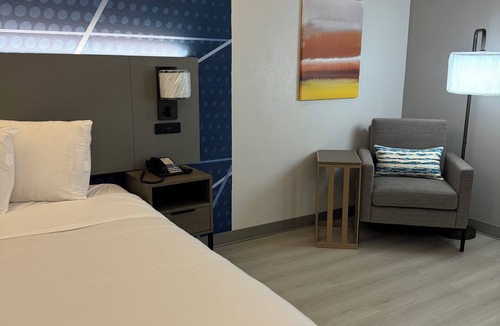 Harvey Hotel | Brand New Modern Bedroom with AC, TV & WiFi in Chicago Near Wind Creek Casino