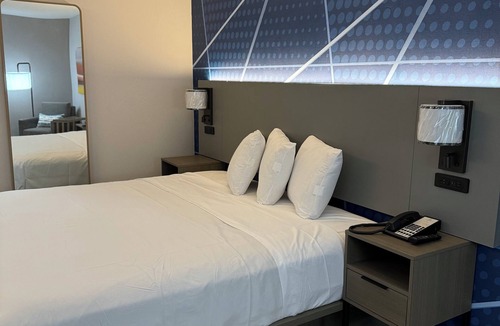 Harvey Hotel | Brand New Modern Bedroom with AC, TV & WiFi in Chicago Near Wind Creek Casino