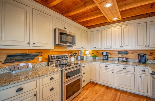 Smoky Mountains Cabin | Breathtaking Mountain Views, Propane Fire Pit, Minutes to Nat’l Park.