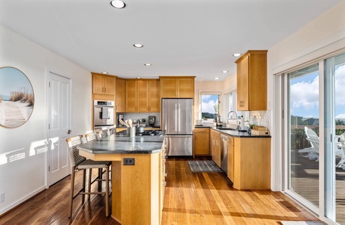 Gearhart House | Breathtaking Panoramic Ocean and Views on Gearhart Golf Links, Huge Deck, Game Room, Fire Table