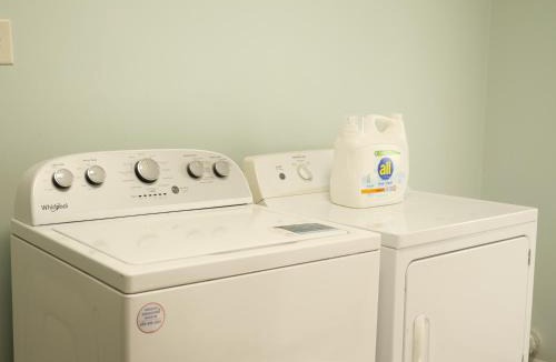 Kenosha House | Bright 4-BR Kenosha Home Sleeps 10 Laundry