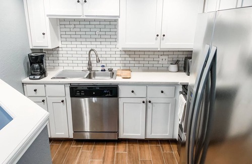 Old Enfield Condo | Bright Central Austin Loft - Workspace + Covered Parking