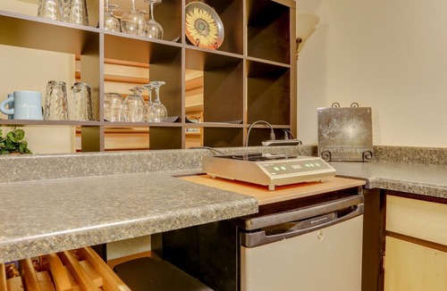 McMinnville Apartment | Bright & Cheery Golf Getaway, Close to Wineries & Local Attractions