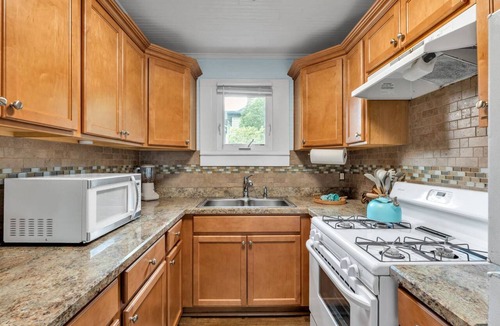 Lakeland Condo | Bright Lakeland Getaway | Walk to Lakes & Florida Southern | Pet-Friendly | Patio
