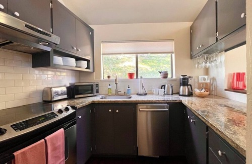 Albany Condo | Bright & Lovely Albany Hill Condo Retreat