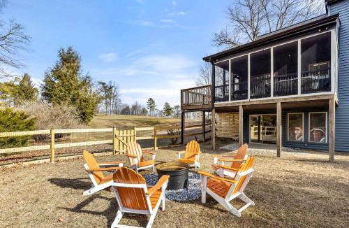 The Woods House | Bright Mountain Cabin with Game Room & Golf Course Views Near Hedgesville, West Virginia