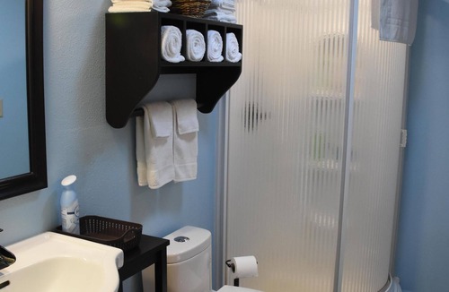 Elmira House | Bright spacious garden cottage 10 mi. west of Eugene. Fully remodeled sleeps 1-6