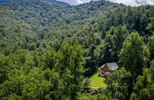 Luray Cabin | Buck's Peak: Spacious, Quiet Log Cabin with a unique view of the Shenandoahs