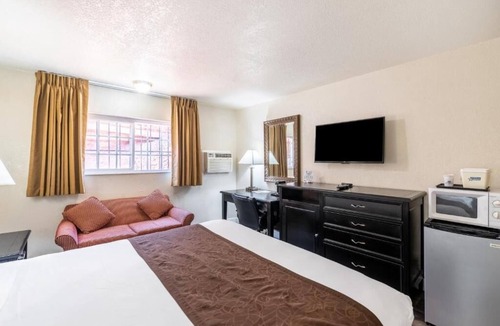 Flagstaff Hotel | Budget-Friendly Room Next to Historic Downtown Flagstaff | Free Parking