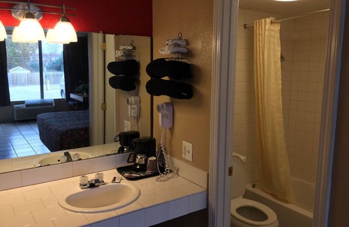 Georgian Acres Hotel | Budget Inn