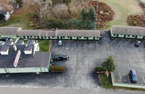 Lake Bluff Hotel | By The Way Motel Lake Bluff