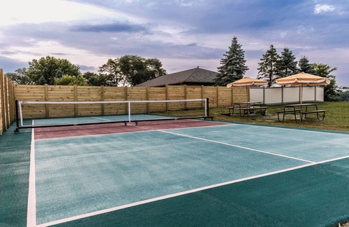 Bellevue Cabin | Cabin near Mississippi with Pickleball court - Mill Creek