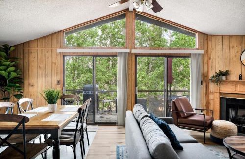 The Woods House | Cabin w Hot Tub, Indoor Pool/Gym Access, & WiFi