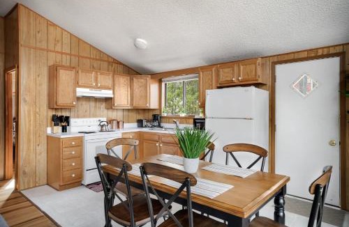 The Woods House | Cabin w Hot Tub, Indoor Pool/Gym Access, & WiFi