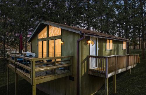The Woods House | Cabin w Hot Tub, Indoor Pool/Gym Access, & WiFi