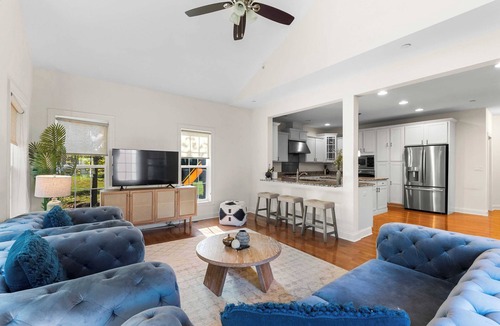 Libertyville House | Calm 4BR Haven｜Dedicated Workspace,Patio & Pet-Friendly Stay｜Work At Home #41814