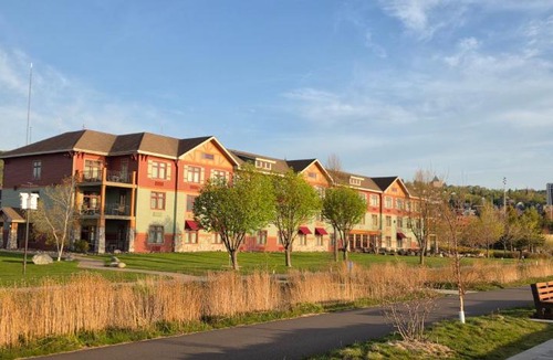 Downtown - Waterfront Hotel | Canal Park Lodge