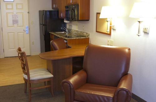 Champaign Hotel | Candlewood Suites Champaign-Urbana University Area by IHG