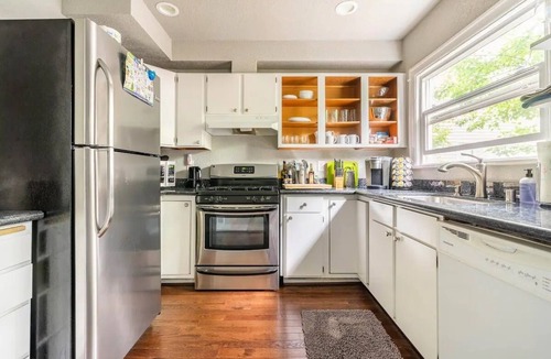 Miller Park House | CAPITOL HILL LARGE 1 BED SUITE